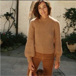 Dôen 	
LULU SWEATER -- ALMOND / S